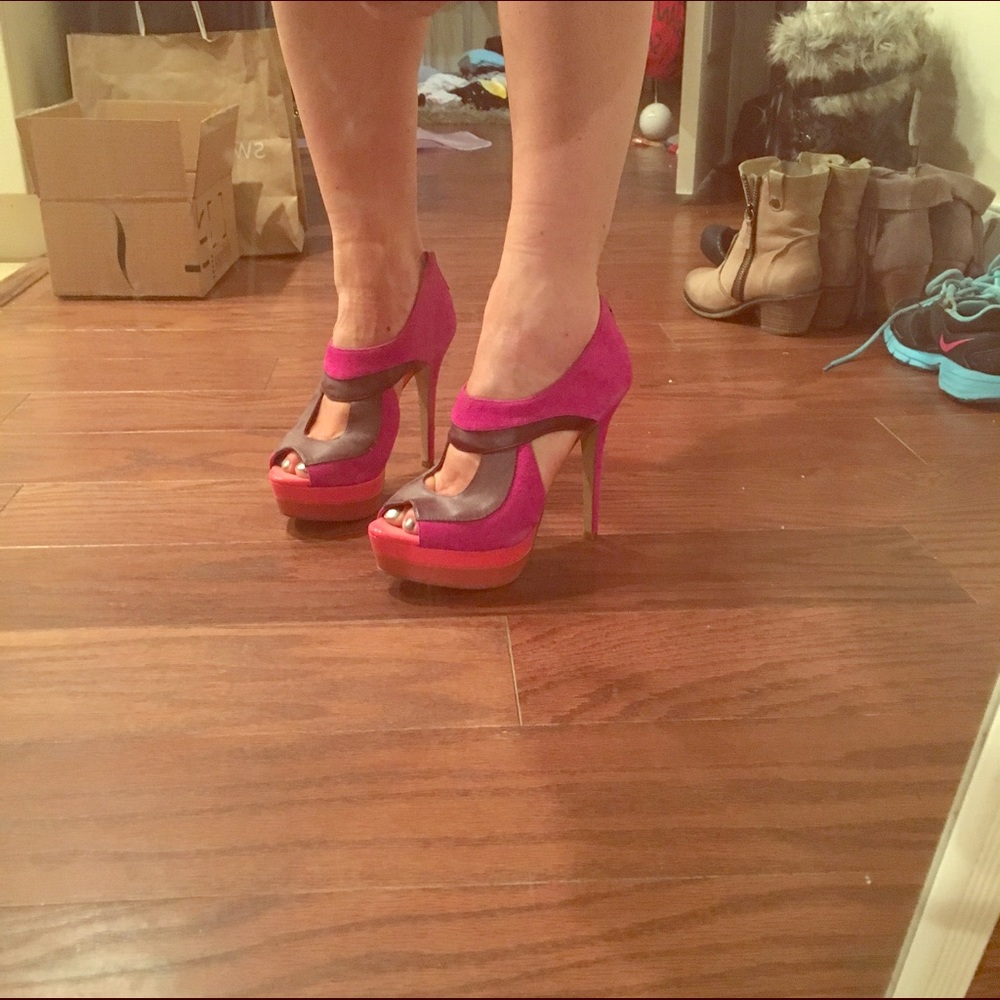 Color blocked peep-toe heels